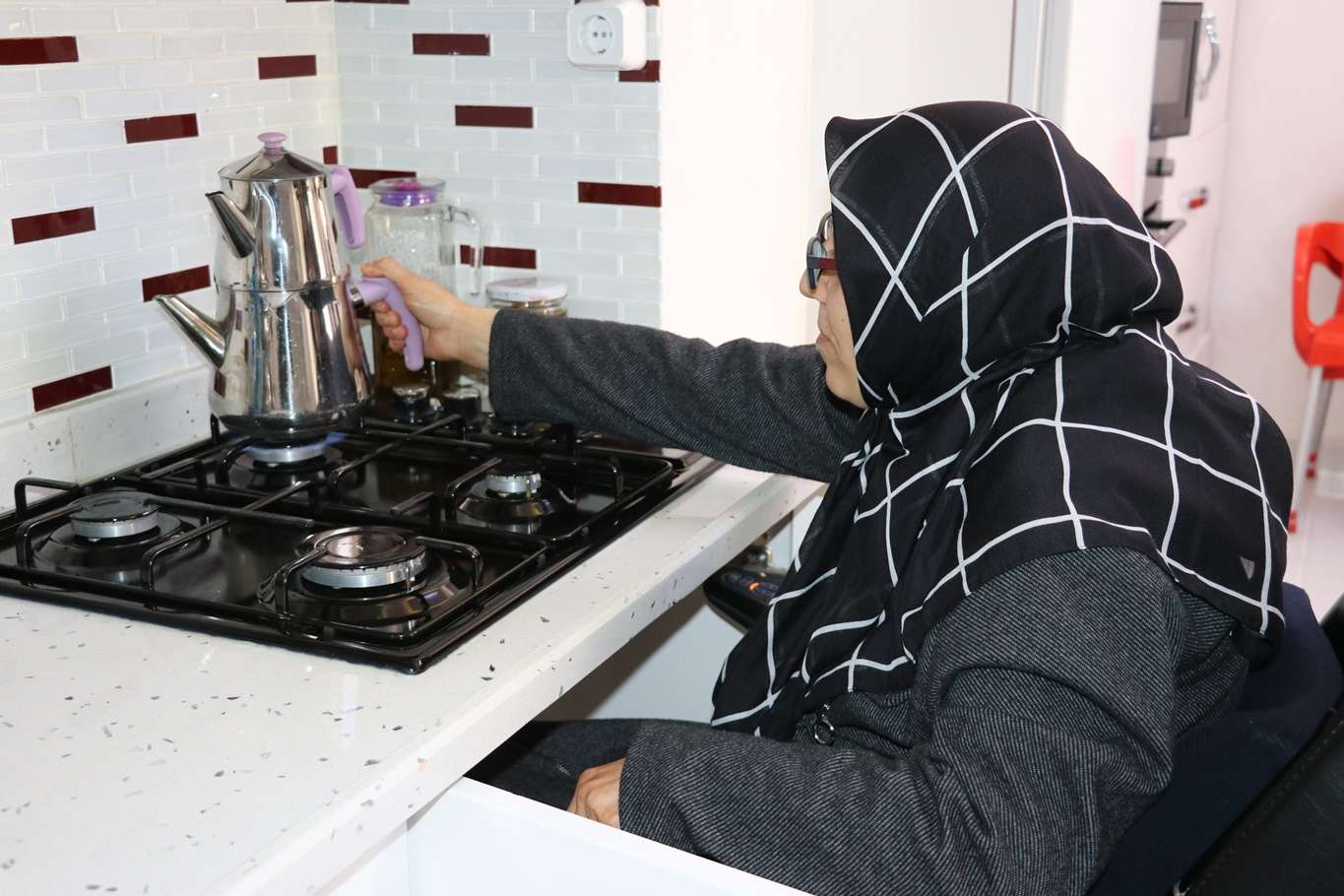 Engeline rağmen hayata tutunan kadının ibadet aşkı imrendiriyor